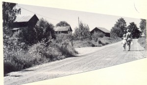 Birgitta och Olle hämtar mjölk på Hagen 1962