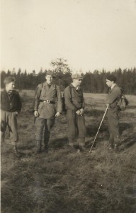 På Fågelmossen uppe i Rackstadskogarna. fr v Leif Lindström, Olle Johansson (Wettmark), Knut Aronsson och Våge. 30-talet