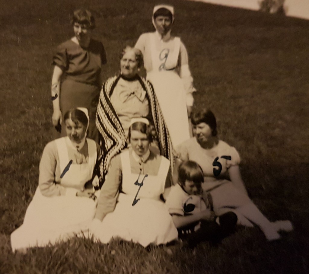 Mors dag 1935. 1. Rosa, 2. Daga, 3. Nora, 4 Sonja, 5. Vega, Vollrat son till Rosa med mor i mitten. Sjöbergs Foto, Treskog